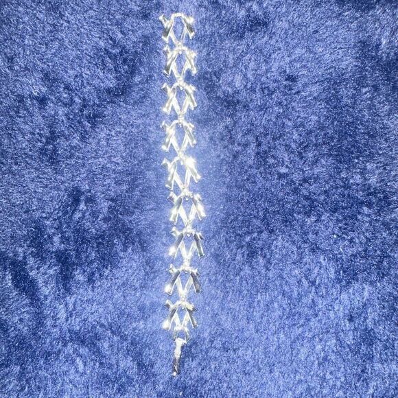 Gold-tone & Vanilla Cream Enamel “V” Bracelet Coro - Picture 3 of 7